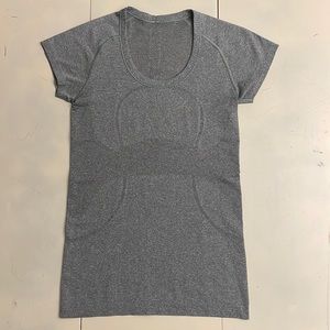 Lululemon’s Swiftly Tech scoop neck T in light heathered gray (size 6)